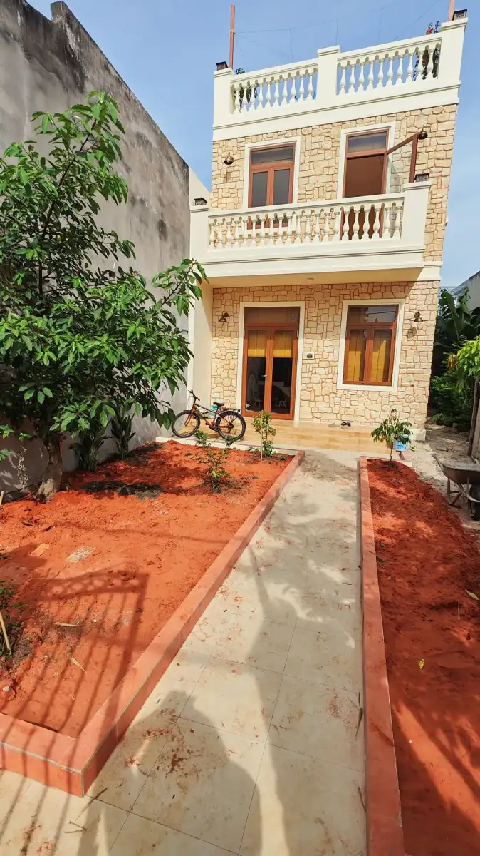 Home Villa Hanna in Phan Thiet - die Fassade kombiniert südfranzösische Einflüsse mit der roten Erde von Binh Thuan,. Foto: Heiko Weckbrodt
