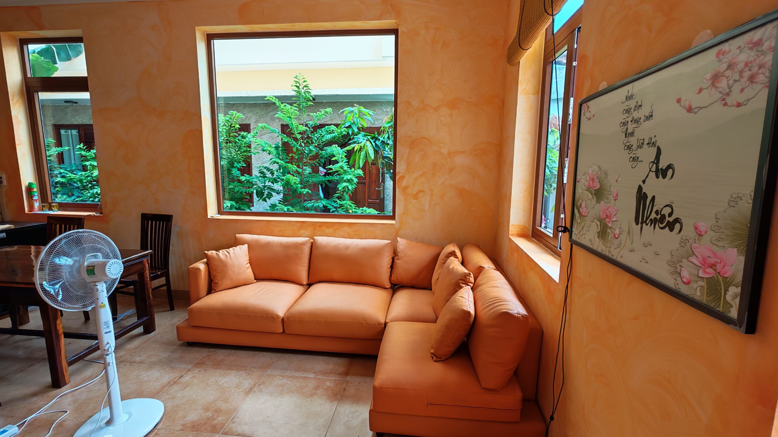 Home Villa Hanna in Phan Thiet: Die Wohnküche lädt mit einer gemütlichen Sofaecke zum Verweilen mit Blick in den Garten ein. Foto: Heiko Weckbrodt