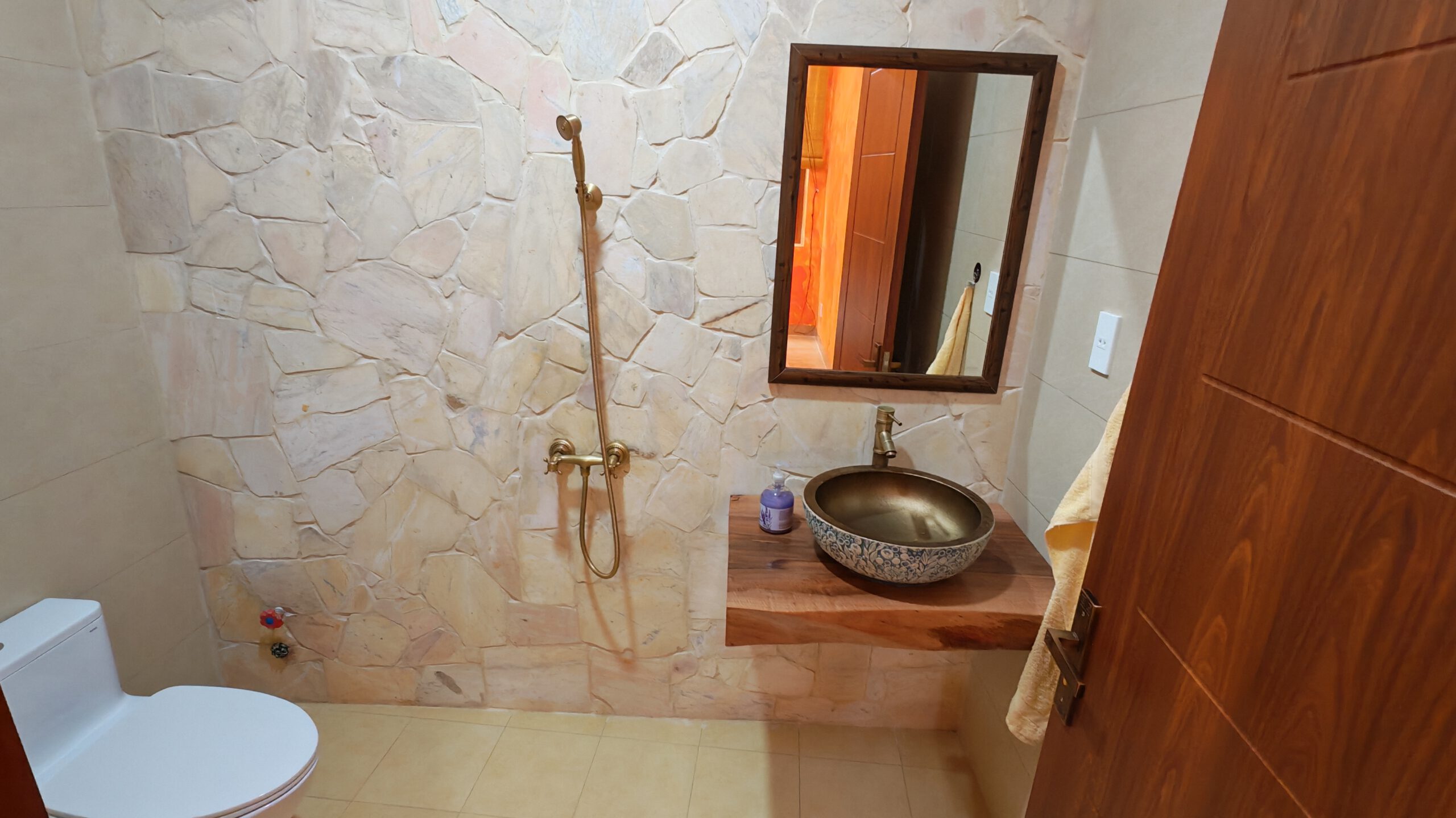 Home Villa Hanna in Phan Thiet - Bad im Retro-Stil. Foto: Heiko Weckbrodt
